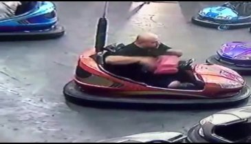Çarpışan arabada düşürülen cüzdanı böyle çaldı