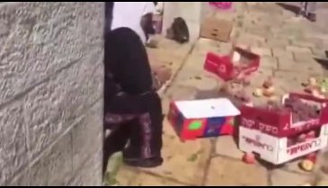 Belediye çalışanları Filistinlilerin tezgahlarına saldırdı
