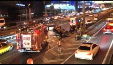 Takla atan otomobil trafiği kilitledi