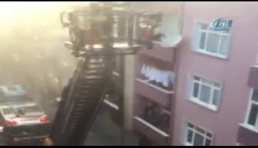 Korkutan yangın: çatı katı alev alev yandı