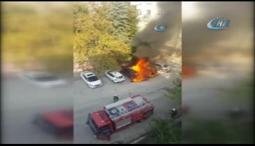 Bursa'da park halindeki 2 otomobil alev alev yandı