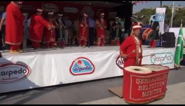 Dondurma kuyruğu metrelerce uzadı