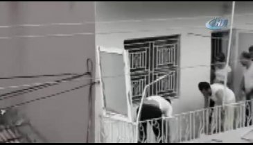 Eşini ve kendini vurdu, balkon korkuluğunda böyle asılı kaldı