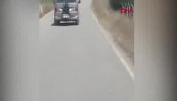 Minibüsün arkasındaki tehlikeli yolculukta sürücüye gözaltı