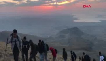 Van Gölü için tırmandılar, uçak enkazıyla karşılaştılar!
