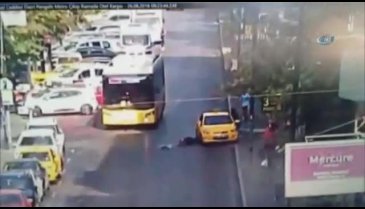 Otobüsten indi taksiye çarptı
