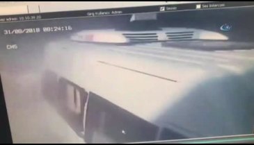 Minibüs tüp dükkanına daldı