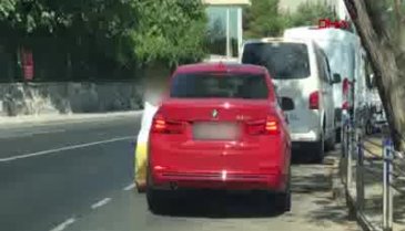 Eşi otomobilin kapılarını kilitleyince az daha canından oluyordu