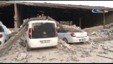 Fabrikanın duvarı 8 aracın üzerine yıkıldı
