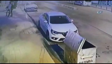 Benzin şişesini atıp kaçtılar