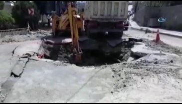 Su borusu bomba gibi patladı!