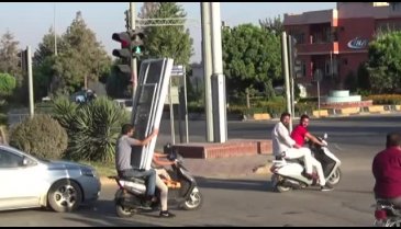 Motosikletle 'kapı' taşıdılar!