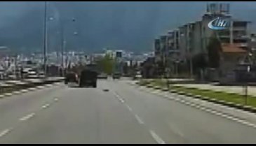 Bursa'da aracın motoruna saklanan kedi kilometrelerce dolaştı
