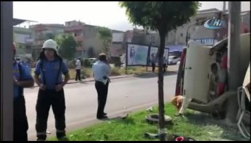 Bursa'da elektrik direğine çarpan otomobil kağıt gibi yırtıldı