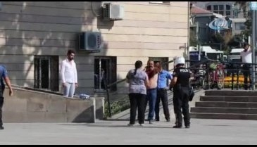Valilik önünde jiletle kendini doğradı
