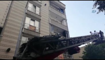 Uyuyakalan genç mahalleyi alarma geçirdi