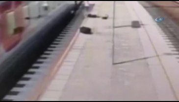 Kondüktör yolcuyu trenden attı