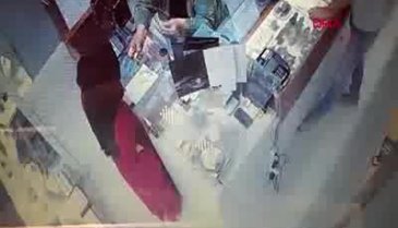 Hırsızlık şüphelisi, adliyeye götürülürken göbek attı