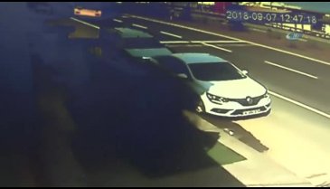 Belediye otobüsü ortadan ikiye ayrıldı: 3 yaralı