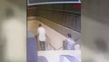 Metrobüste dehşet! 2 kişi genç kıza...