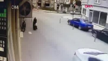 Bursa'da 3 kişinin yaralandığı kaza, güvenlik kamerasında