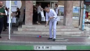 Bursa'da Belediye Başkanı Özkan sokakları temizledi