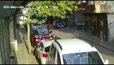 Tırmanarak girdi, kapıdan çıkıp gitti