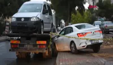 Kaza yapan otomobilde, bıçaklanmış cesedi bulundu