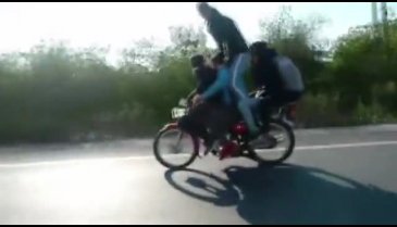 Bir motosiklete 5 kişi bindi