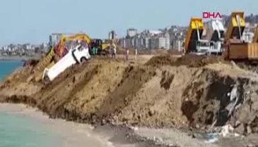 Deniz dolgusu çöktü! Kamyonlar asılı kaldı