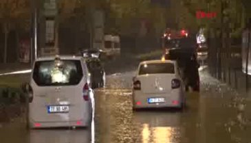 Mahsur kalan araçları itfaiye kurtardı