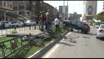 Bursa'da kontrolden çıkan araç bariyere çarptı