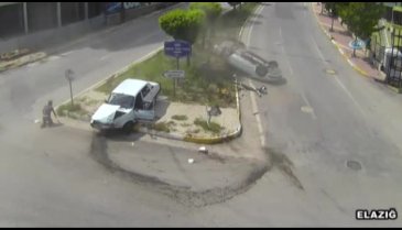 Feci kazada sürücü dışarı fırladı