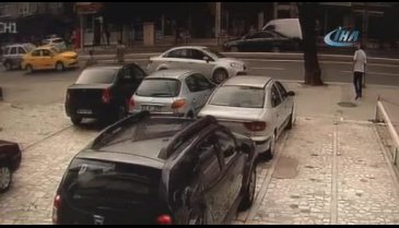 Kız arkadaşı ile tartışan gence otomobil böyle çarptı