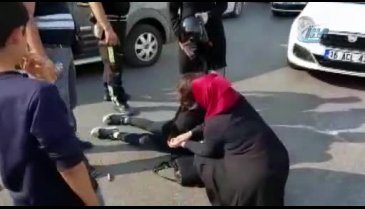 Bursa'da otomobille çarpışan motosiklet sürücüsü genç kız yaralandı
