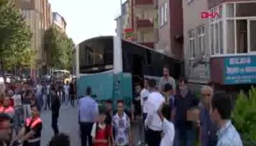 Halk otobüsü binaya girdi