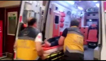 Bursa'da iki otomobilin çarptığı genç ağır yaralandı