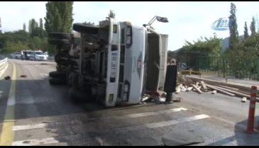 Bursa'da girilmesi yasak olan yola giren kamyonet devrildi