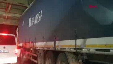 Bursa plakalı TIR, arabalı vapurda sıkıştı