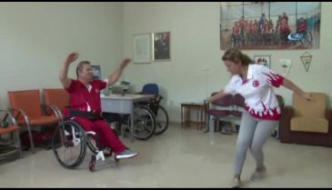 Tekerlekli sandalyede harmandalı