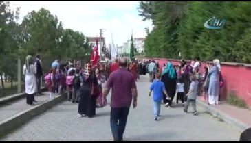Bursa'da minik öğrenciler mehter marşlarıyla ders başı yaptı