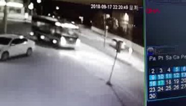 Bursa'da otomobilin devirdiği direğin altında kalmaktan son anda kurtuldu