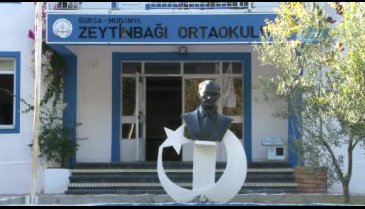 Bursa'da müdür ve muhtar okulu boyadı