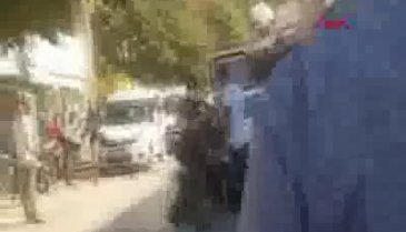 Bursa'da polisi metrelerce sürükledi
