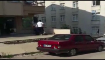 Engelli çocuğunu ayakkabıyla dövdü