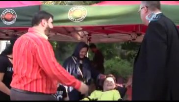 Şahan Gökbakar, Bursa'daki filminin setinde engelli hayranıyla buluştu