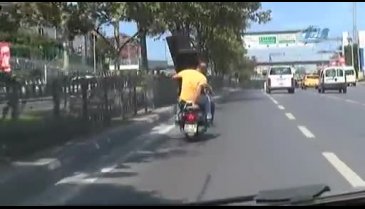 Trafikte pes dedirten görüntü