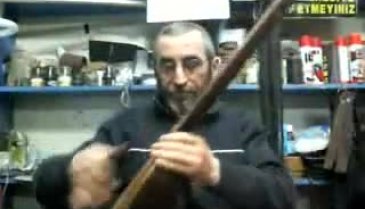 Bursa'da hem saz çalıyor hem ayakkabı tamir ediyor
