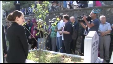 Zeki Müren Bursa'da mezarı başında anıldı