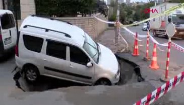 Yol çöktü, otomobil içine düştü!